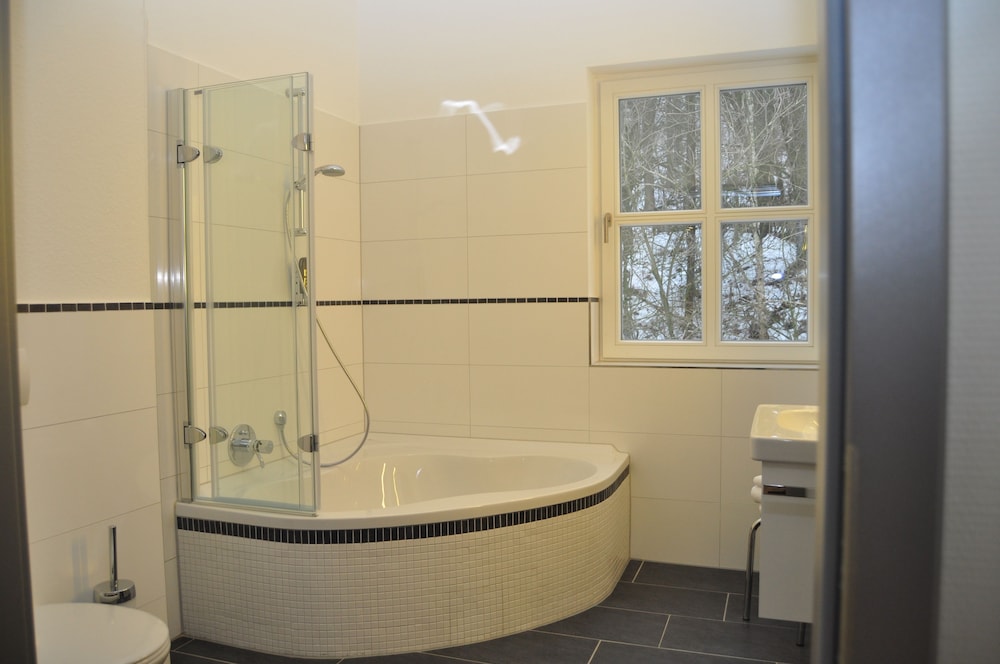 Deep soaking bathtub
