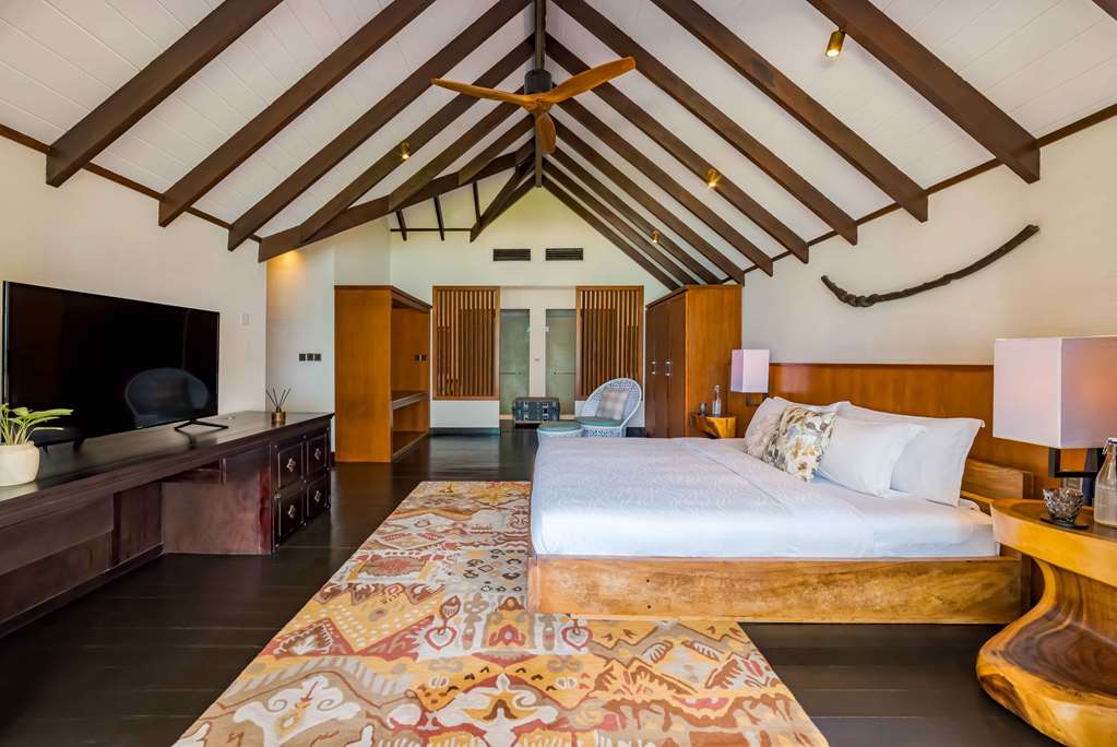 OZEN RESERVE BOLIFUSHI Earth Pool RESERVE Sunset BR Guest Master Bedroom