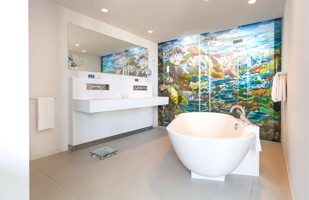 artotel Cologne suite bathroom